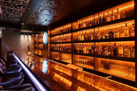 [Bar counter] Counter seats available for one person or more.Behind the counter, there are over 200 types of liqueurs and whiskeys.This is a seat where you can enjoy not only the taste of your drink but also your eyes!