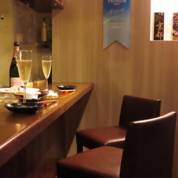 お一人様でのしっぽり呑みや仕事終わりのサク呑み、カップルのデートに最適なカウンター席。シックで落ち着いた雰囲気でごゆっくりとお過ごしいただけます。お気軽にご相談ください♪