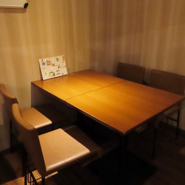 暖かな照明、木目調のテーブルとシックな色合いで、落ち着いた雰囲気の店内はごゆっくりとお寛ぎいただけます。ご友人とのお食事から、会社の飲み会やご宴会等、様々なシーンにぜひご利用ください。