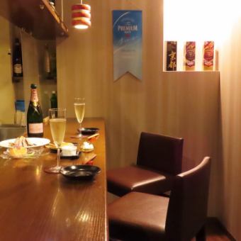 お一人様でも気軽にお立ちよりいただけるカウンター席有り！横並びに座れる為、ご友人同士やカップルで、ゆっくり語り合いたいときにもオススメです。