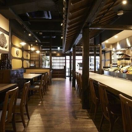 【少人数～ご宴会まで、多彩なシーンでご利用ください】店内には、カジュアルにご利用いただけるカウンター席・テーブル席のほか、大人数でもご利用いただけるお座敷（掘りごたつ）個室も完備。お仕事終わりの飲み会から団体様のご宴会まで、多彩なシーンでご利用いただけます。