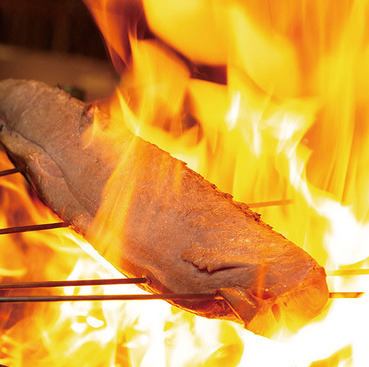 豪快な火と、その香りを楽しむ『藁焼き』