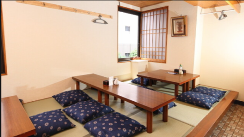 <p>【ゆったり寛げる座敷席】真間寿司では、落ち着いた和の空間が広がる座敷席をご用意。靴を脱いでゆったりとくつろげるスタイルで、ご家族でのお食事やご友人との会食、接待や懇親会など、さまざまなシーンに最適です。地元の方々にも長年親しまれてきた、温かみのある空間で、心ゆくまで旬の味をご堪能ください。</p>