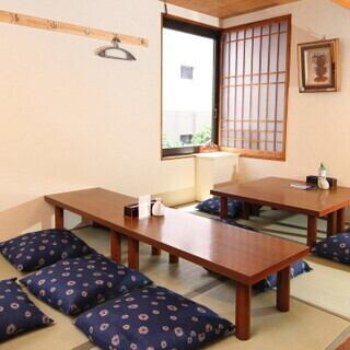 少人数様(2名様~)からご利用できるのでお問い合わせもお気軽に。足をおろしてゆっくりおくつろぎいただけるお座敷席です◎和風の落ち着いた雰囲気で、畳敷きの床に低いテーブルが配置されています。