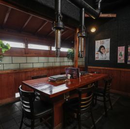 広々と使える6人掛けのテーブルがある座敷を4席ご用意しています。ご家族でのお食事や仕事に帰りに決まった急な飲み会に適しております。3人から6人まで使えるので小規模から中規模までお食事にご利用いただくことができます！ぜひ、様々な用途で当店をご利用ください。