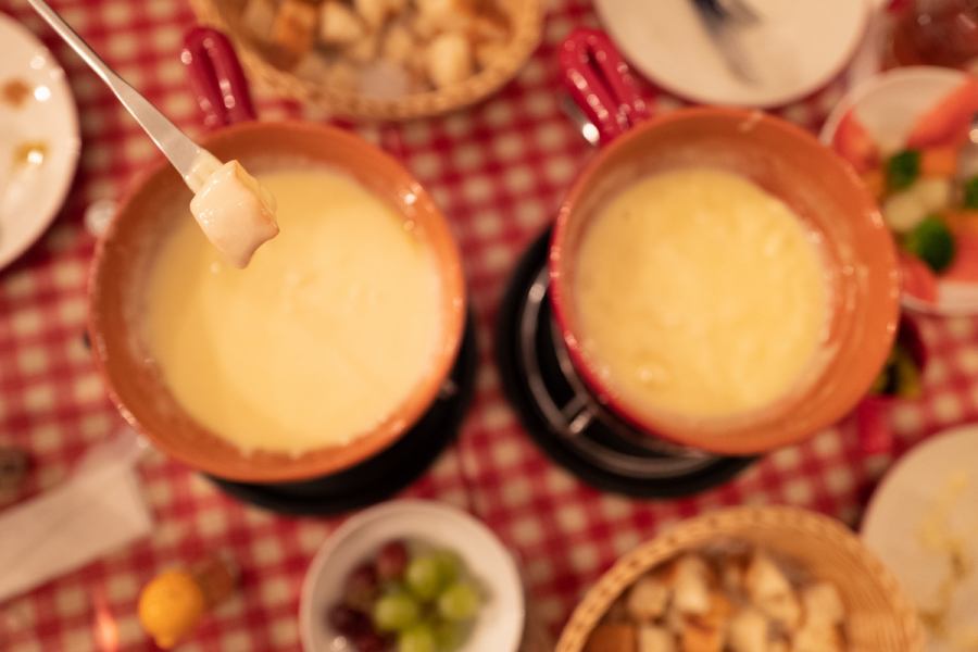 ☆チーズをもっと身近に☆「日本の冬の食卓に1年に一度、おでん、水炊きの間にチーズフォンデュを入れて頂きたい。」ルプレのお料理にはそんな想いが込められております。当店で食べた後、自宅でもチーズを楽しんいただけるようにチーズとワインだけで短時間で簡単にできる現地（スイスの）レシピと材料も提供しています。