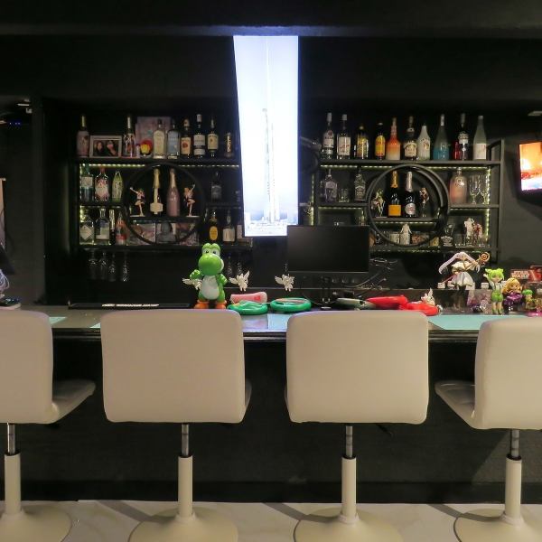 周囲を気にせず過ごせる落ち着いた店内は、照明や装飾にもこだわっており、アニメのフィギュアがさりげなく並ぶ空間となっています☆ぜひ、お気に入りのアニメのフィギュアを探してみては…
