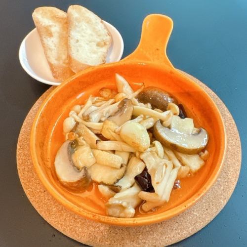 Ajillo of seasonal mushrooms