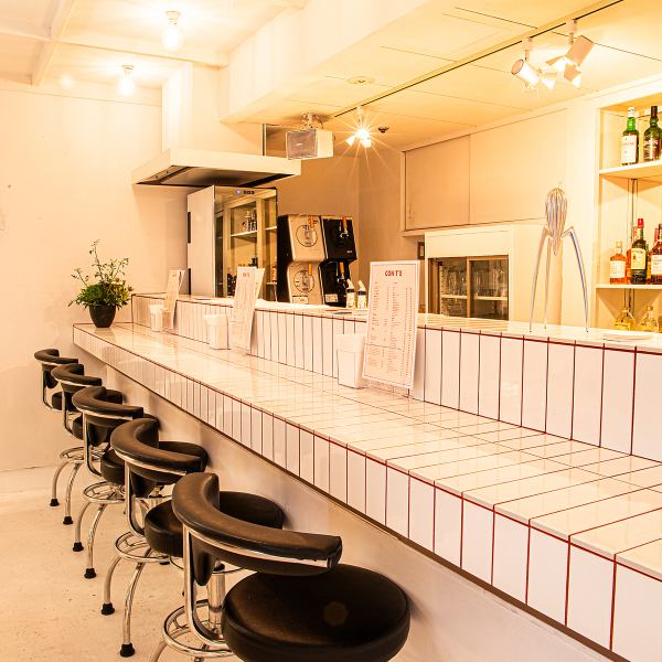 【落ち着いた雰囲気で、素敵なひとときを過ごせます♪】当店では、カウンター席を5つご用意しております！仕事帰りに一人で飲みたいときや観光で近くを立ち寄ったとき、友人や恋人とのひとときを過ごすのにもぴったりです。