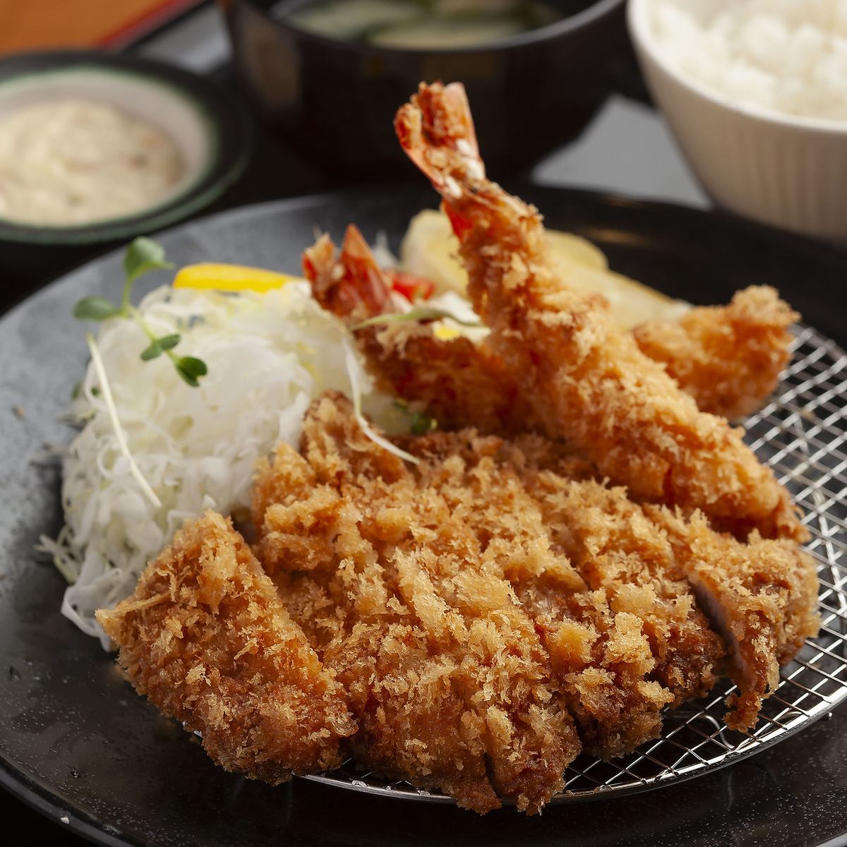 サクサクの絶品とんかつをランチ・ディナーで!ゆったりソファー席やドリンクバーも◎