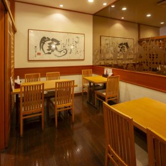【テーブル席】少人数や、仲間とのお食事にぴったりなテーブル席をご用意しております。大切な人とのお食事にもぴったり◎ご家族でのご利用でもゆったりとおくつろぎいただけます。照明が優しく照らす暖かな雰囲気の空間となっておりますので、日常の様々なシーンでご活用ください。皆様のご来店をお待ちしております♪
