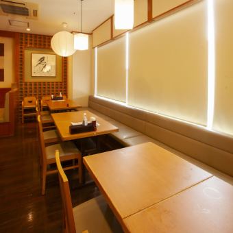 【片側ソファー席】片側ソファーとなっているお席もございます。少人数のご利用から、仲間との集まりまで、様々なシーンで幅広く対応しております。ご家族皆様でのご来店や、お一人様でのお食事にも最適です◎ゆったりとおくつろぎいただける落ち着いた雰囲気のお席となっております。ご来店を心よりお待ちしております。