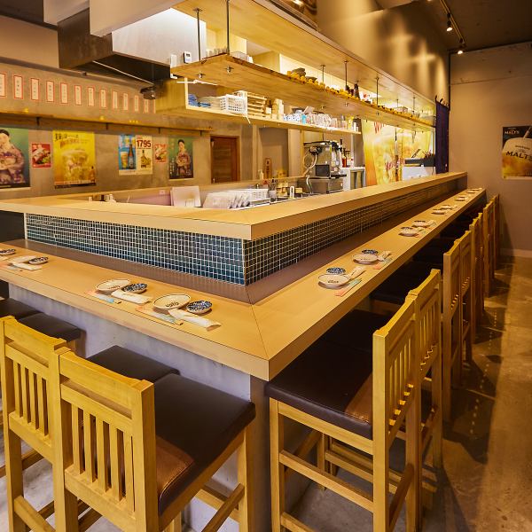 【オープンキッチン】臨場感あふれるオープンキッチンはうまるの楽しみポイント!馬肉を使った和洋バラエティに富んだおつまみ・小鉢など目の前での創作はぜひ見て頂くと楽しく飲食してもらえると思います!!
