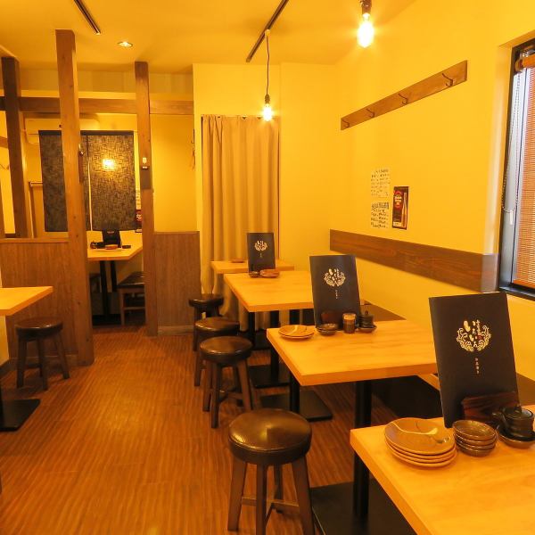【2 people table × 6 table】 The table seat which can sit comfortably.Please use it in various scenes such as business entertainment, family, friends and so on.While enjoying the atmosphere in the shop, you can have a calm time.Maximum of 14 people available ☆