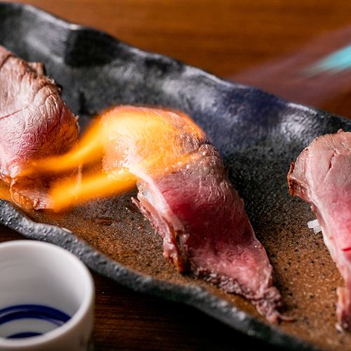 【肉寿司】肉被快速烤熟，带出鲜味。