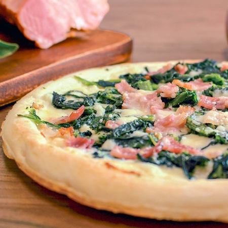 Pizza with bacon and spinach