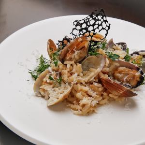 Cheese risotto with live clams and porcini mushrooms