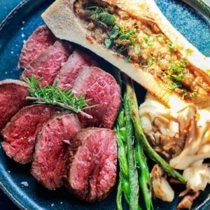 骨髄ごと焼き上げた特選赤身ステーキ