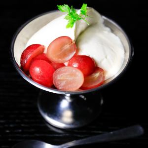 季節のフルーツとマルサラ風味のパンナコッタ