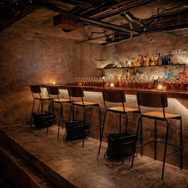 Stylish counter seats perfect for dates♪ (Umeda/Italian/Dining Bar/Date/Night View/Anniversary/Birthday/Surprise/Higashidori/Nakazakicho/Osaka Station/Umeda Station/Birthday Plate/Umeda Station Dinner)