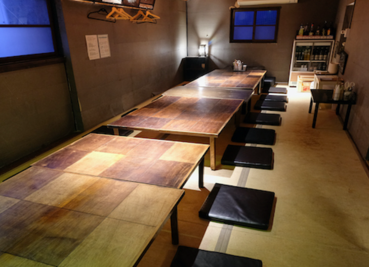 座敷では、畳と窓から見える庭から和の雰囲気の中ゆっくりとご利用いただけます。ご家族でのお食事や、会社の飲み会、女子会合、デート、ご友人同士のお集まりにおすすめです。ご予約の際は是非ご相談ください。