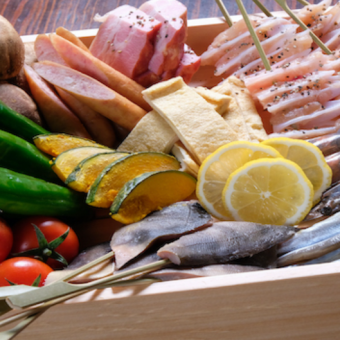 【包含120分鐘暢飲】什錦刺身和烤肉拼盤 5,500日圓（可加1,500日圓升級為無限暢飲）
