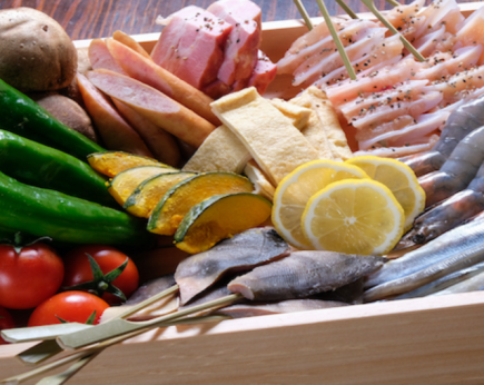 【包含120分鐘暢飲】什錦刺身和烤肉拼盤 5,500日圓（可加1,500日圓升級為無限暢飲）