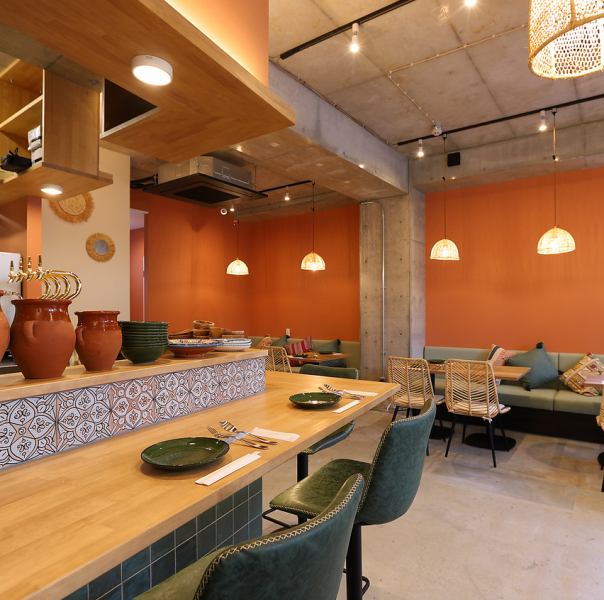 ＊とびらを開けたらモロッコへホップトリップ＊当店はフルリノベーションを施した清潔感のある空間です！洗練されたインテリアに、モロッコ雑貨の鮮やかな色彩がアクセントとなるおしゃれで落ち着いた雰囲気の店内。お席はソファー席、テーブル席、カウンター席がございます！