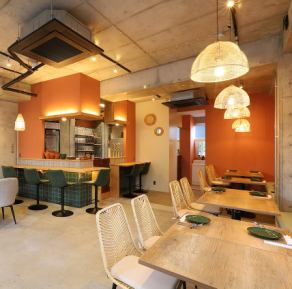 ＊とびらを開けたらモロッコへホップトリップ＊当店はフルリノベーションを施した清潔感のある空間です！洗練されたインテリアに、モロッコ雑貨の鮮やかな色彩がアクセントとなるおしゃれで落ち着いた雰囲気の店内。お席はソファー席、テーブル席、カウンター席がございます！