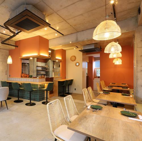 ＊とびらを開けたらモロッコへホップトリップ＊当店はフルリノベーションを施した清潔感のある空間です！洗練されたインテリアに、モロッコ雑貨の鮮やかな色彩がアクセントとなるおしゃれで落ち着いた雰囲気の店内。お席はソファー席、テーブル席、カウンター席がございます！