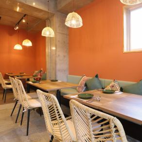 ＊浦和駅近＊カウンター席、テーブル席、ソファーシートのご用意がございますので、人数やご希望に合わせてお席をお選びください♪また、貸切でのご利用も可能です。周りを気にせず、仲間内で笑顔溢れる楽しいお食事のお時間をお過ごしいただけます！コースも各種ご用意しております！※写真は系列店のものです。