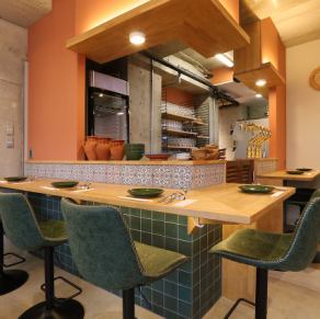 異国情緒あふれるモロッコランプが灯るカウンター席は、デートやお一人様利用にも人気。バーテンダーとの会話を楽しみながら、クラフトビールやワインをゆったり味わえます。木の温もりを感じる落ち着いた空間。浦和で大人の時間をお楽しみください。