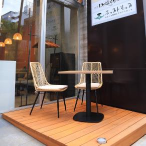 開放的なテラス席では、ペット同伴でのお食事もOK。昼は陽光が差し込む心地よい空間として、夜はライトアップされたおしゃれな雰囲気に。女子会やデート、ファミリー利用にも人気です。浦和で愛犬と一緒に過ごせる貴重なモロッコ風テラスです。