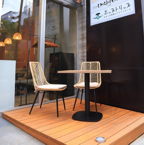 開放的なテラス席では、ペット同伴でのお食事もOK。昼は陽光が差し込む心地よい空間として、夜はライトアップされたおしゃれな雰囲気に。女子会やデート、ファミリー利用にも人気です。浦和で愛犬と一緒に過ごせる貴重なモロッコ風テラスです。