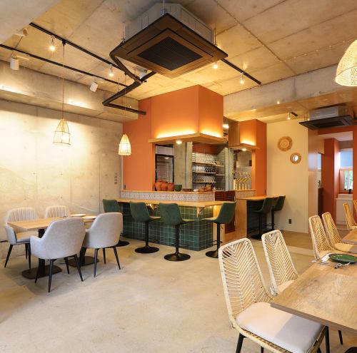 24名～35名様までの貸切が可能。誕生日パーティーや歓送迎会、女子会、ファミリーでの集まりなど幅広いシーンに対応します。モロッコの雑貨とランプが彩る非日常空間で、料理とクラフトビールを囲みながら特別な時間を演出。浦和駅近でアクセスも便利です。