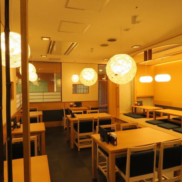 [Tables and tatami mats are available!] Seats in the tatami mats are great for entertaining.It can be enjoyed at a banquet for a large group of 14 people with a table seat or parlor available for 1 person.