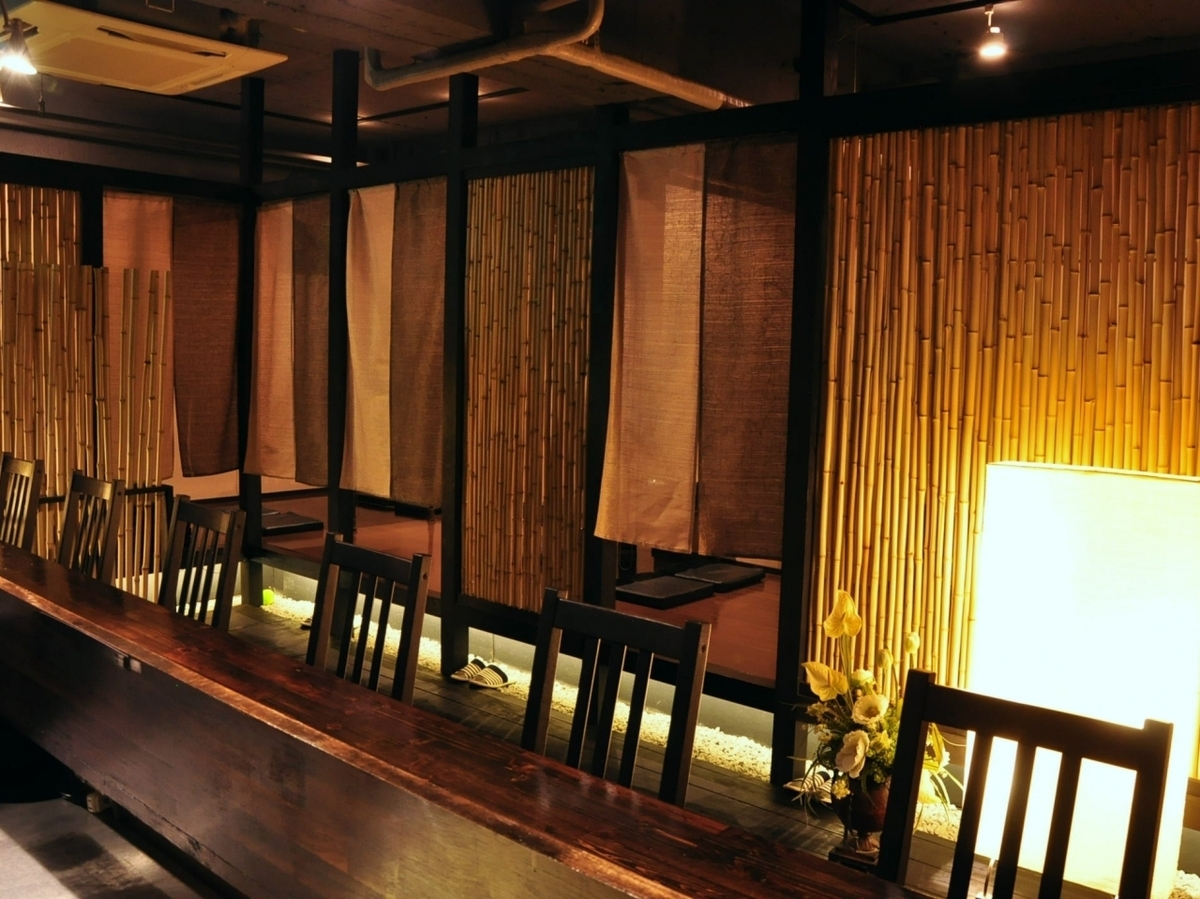 落ち着きのある照明と木の温もりのある雰囲気抜群の居酒屋です。