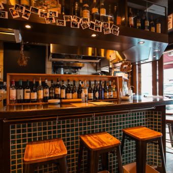 Counter seats where even one person can feel free to come for a drink