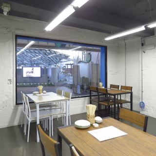 テーブル席が4名掛けが4卓ございます。お席をくっつけることで、最大16名様までの団体利用も可能です。各種宴会やお集まりなどの楽しいひとときをお過ごしください。