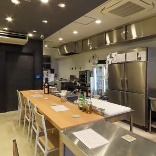 カウンター4席をご用意しています。お一人様のごはん利用やサク飲みはもちろんデートにもぴったりな落ち着いた雰囲気で、料理を楽しみながら会話を楽しむことができます。