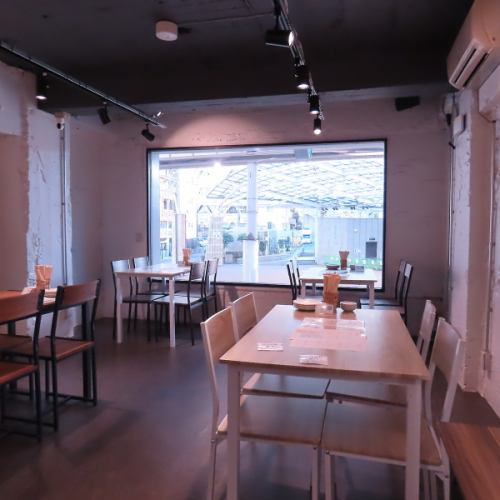 There are four tables that seat four people.By joining the seats together, groups of up to 16 people can be accommodated.Please enjoy a pleasant time at various banquets and gatherings.