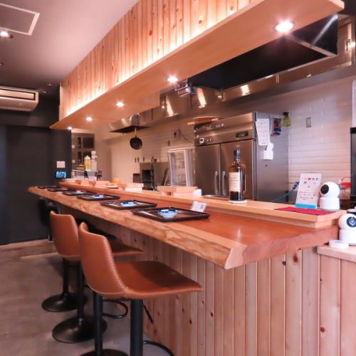 There are four seats available at the counter.The relaxed atmosphere makes it perfect for a solo meal, a quick drink or even a date, allowing you to enjoy conversation while savoring the food.