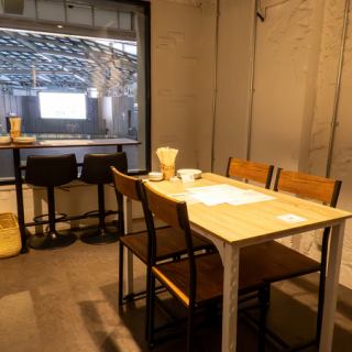 テーブル席が4名掛けが4卓ございます。お席をくっつけることで、最大16名様までの団体利用も可能です。各種宴会やお集まりなどの楽しいひとときをお過ごしください。