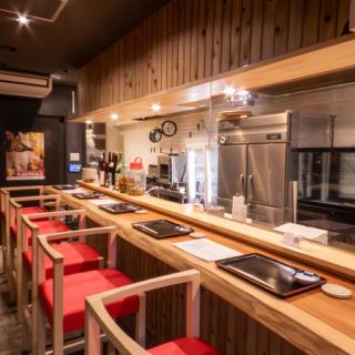 カウンター4席をご用意しています。お一人様のごはん利用やサク飲みはもちろんデートにもぴったりな落ち着いた雰囲気で、料理を楽しみながら会話を楽しむことができます。