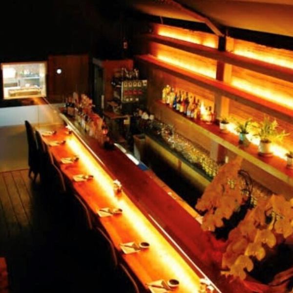 カウンター席がございますので、お一人様でも大歓迎。お仕事終わりの一人サク飲みにいかがですか？隣り合わせのお席はデート利用にもおすすめです◎新鮮な食材を使用した絶品料理をリーズナブルな価格でご用意しておりますので、お好みのお酒と一緒にお楽しみください。