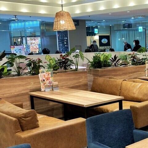 <p>当店では広々としたテーブル席と、ゆったりとくつろげるソファ席を合わせて全64席完備しております◎ ご家族でのお食事はもちろん、大切な方とのデートや女子会にも最適です。穏やかな時間が流れるこの空間で、心ゆくまでお寛ぎください！</p>