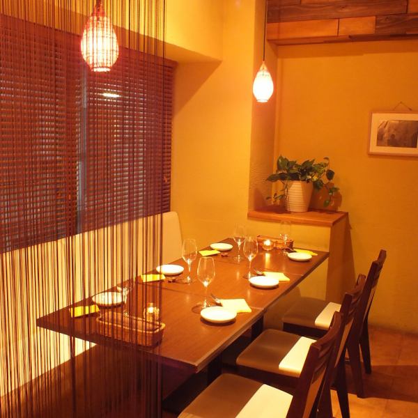 居心地の良い店内を心掛けた空間は、優しくあたたかい照明を使用し、ゆったりと食事をお楽しみいただけるように広めのテーブルを用意しています。テーブルを付けると12名様までご一緒に座れます。