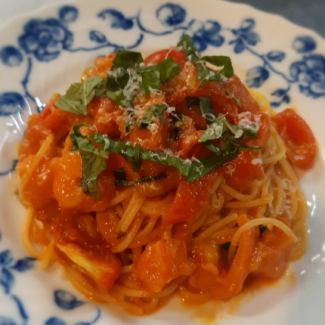 Spaghetti with simple sauce of tomato and basil from Kyushu