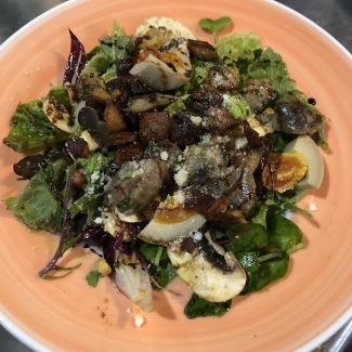 砂肝のコンフィ 玉子とグラナパダーノチーズのサラダ仕立て