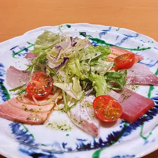 軽く炙った鮮魚のカルパッチョ　ハーブのサラダ添え